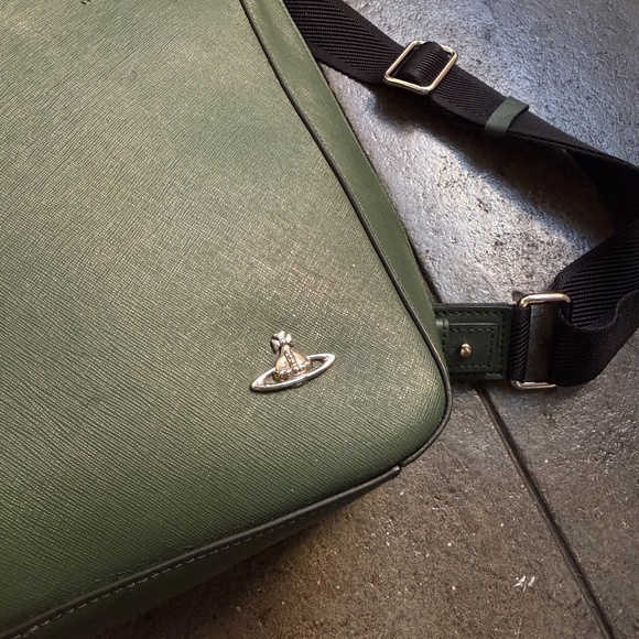 Brand New $900+ Leather Adjustable Backpack w/ Slight Peeling - Picture 11 of 16